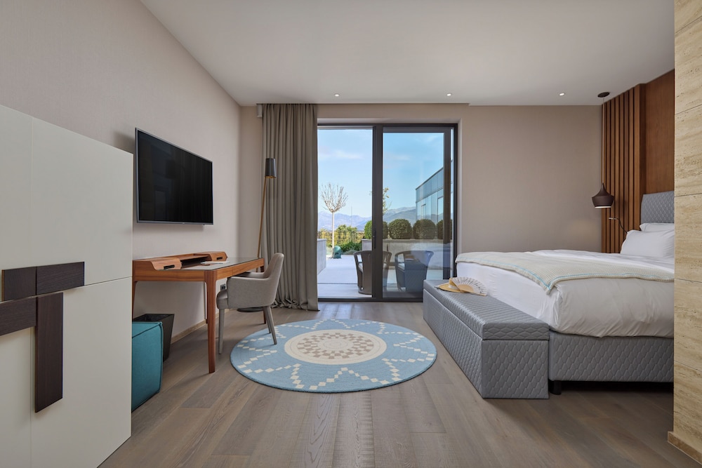 Standard, King Bed, Land View