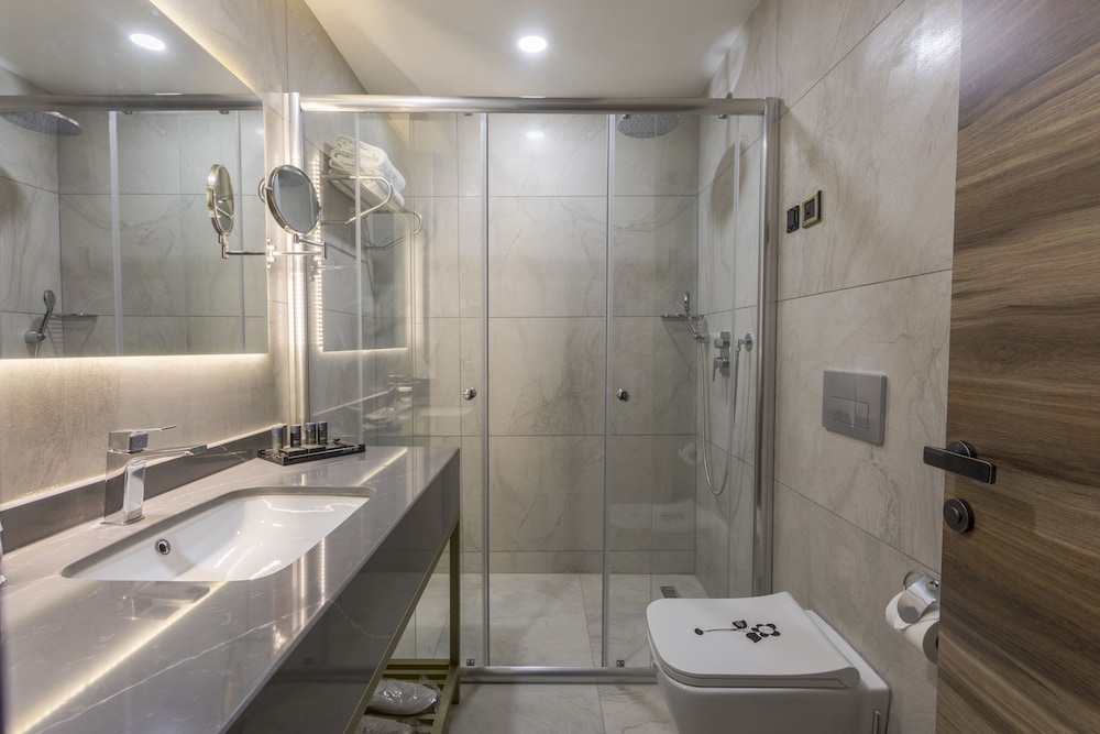 Shimall Deluxe Hotel 48/50
