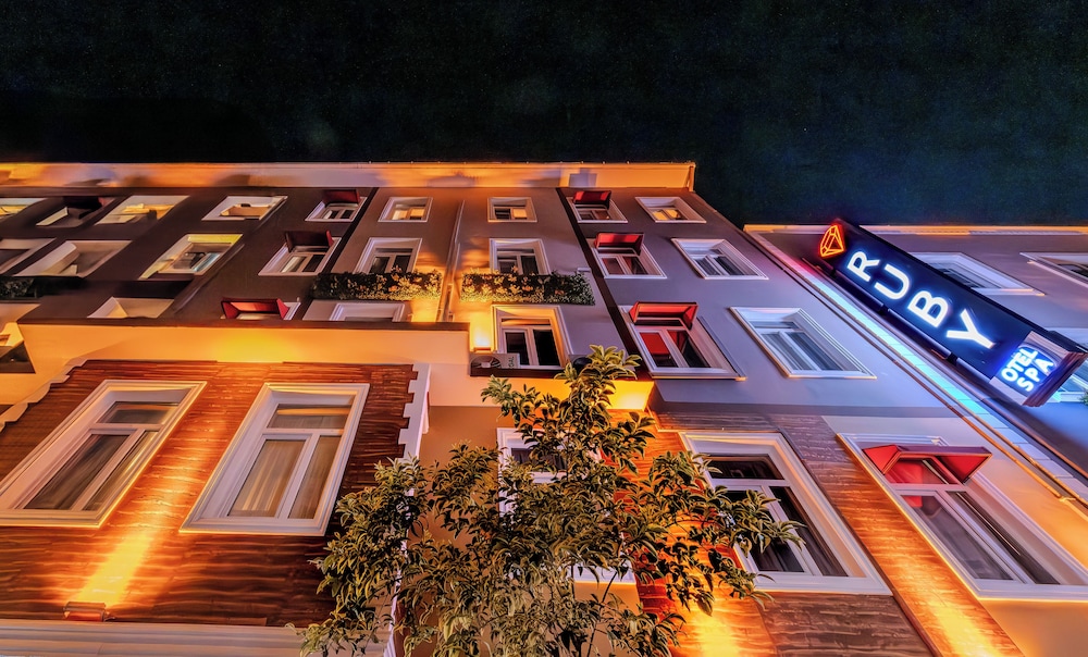 Ruby Hotel 5/46