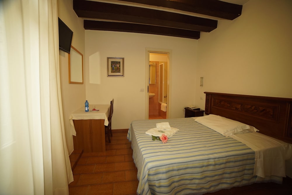 Canada Hotel Venice 12/20
