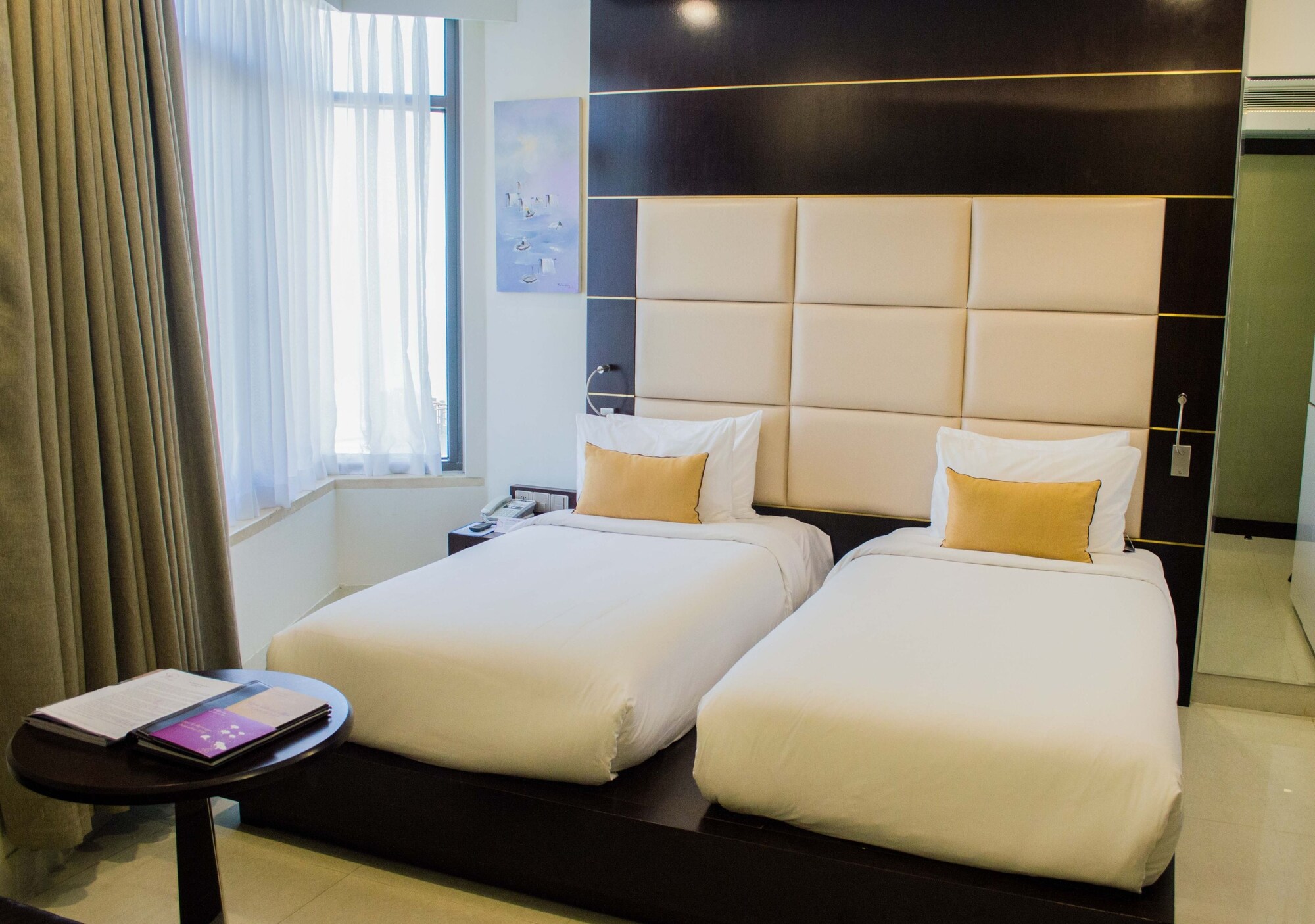 Deluxe, Twin Beds, City View, Holiday Beach Hotel Danang 4/10