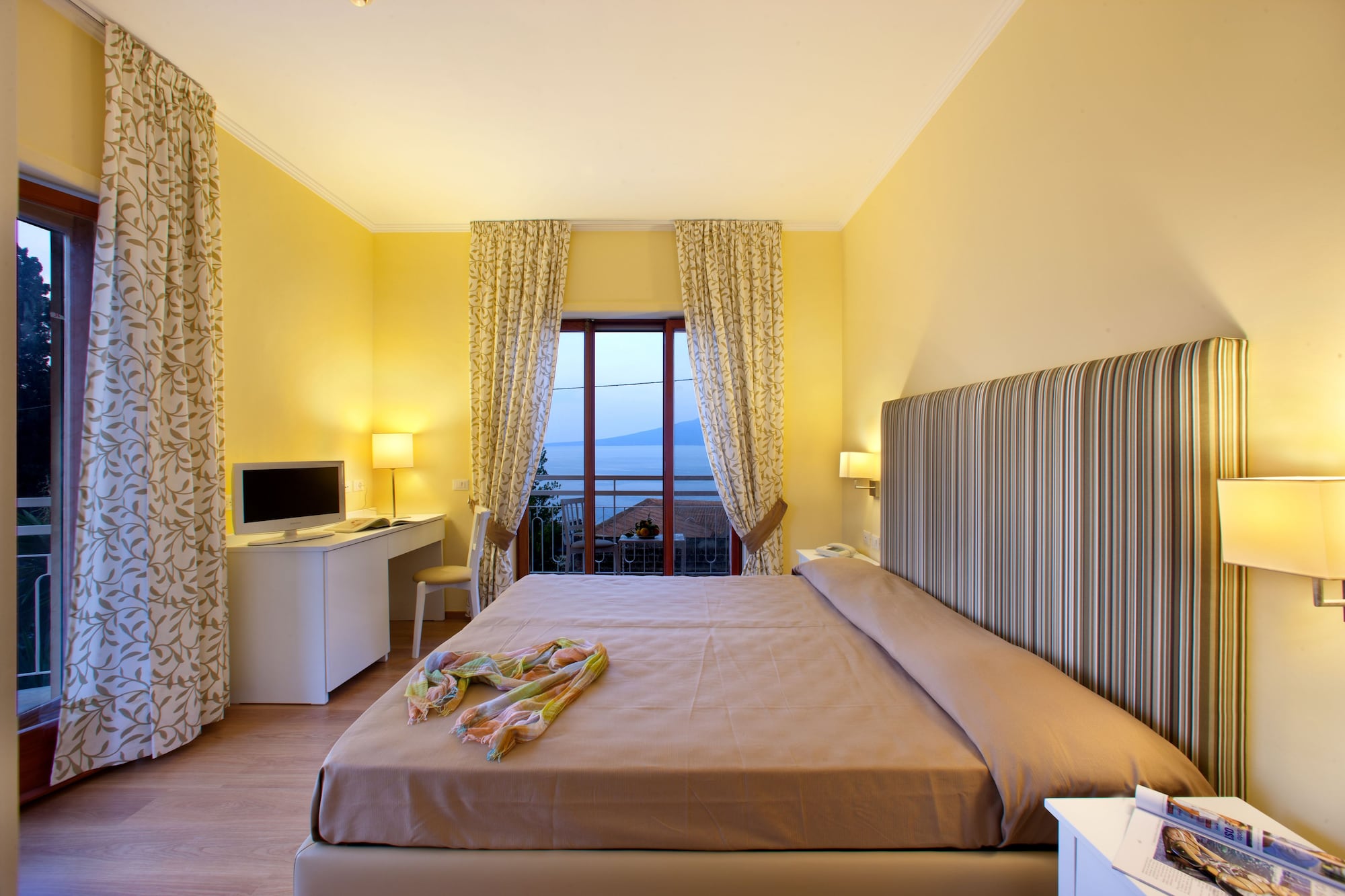 غرفة بسرير مزدوج بإطلالة على البحر بشرفة، Hotel Regina Sorrento 4/10