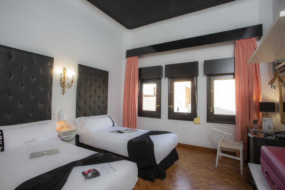 ROOM, TWIN BEDS