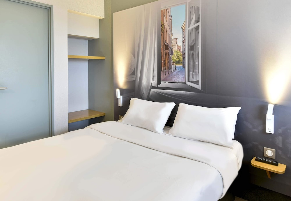 ROOM, DOUBLE BED