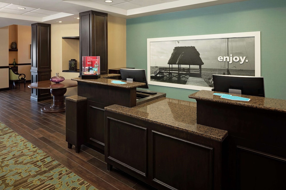 Hampton Inn Suites Exeter 48/52