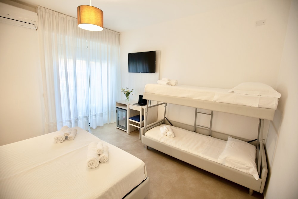 غرفة ديلوكس رباعية بسرير مزدوج وسرير بطابقين بشرفة بغرفة نوم واحدة، Hotel Maestri 2/10