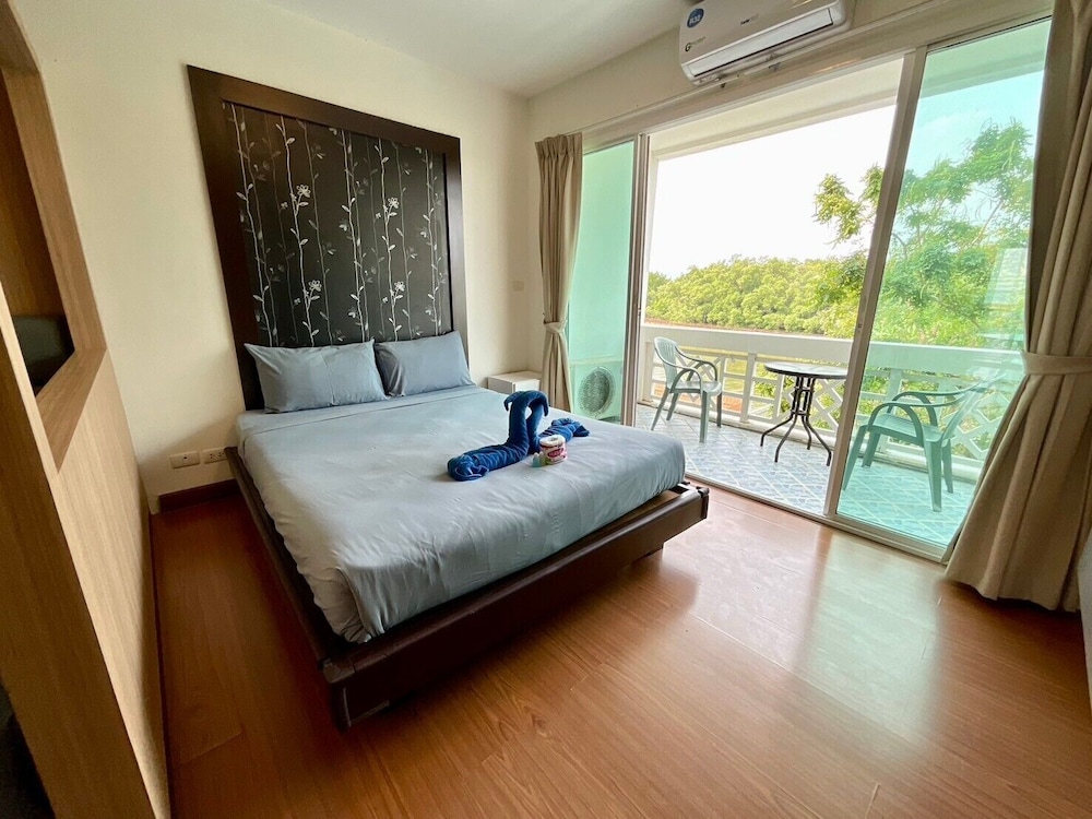 DELUXE, STUDIO, RIVER VIEW