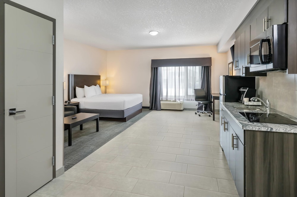 غرفة بسرير كينج مع أريكة، Park Inn By Radisson Edmonton Airport 2/9