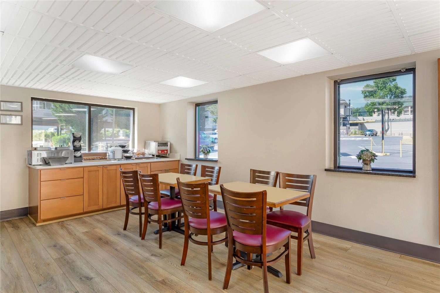 Econo Lodge Inn & Suites Gatlinburg at the Convention Center 9/23