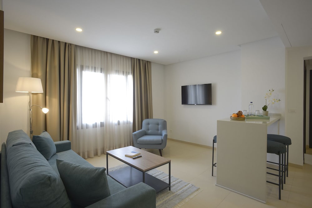 Maia Hotel Suites 22/44