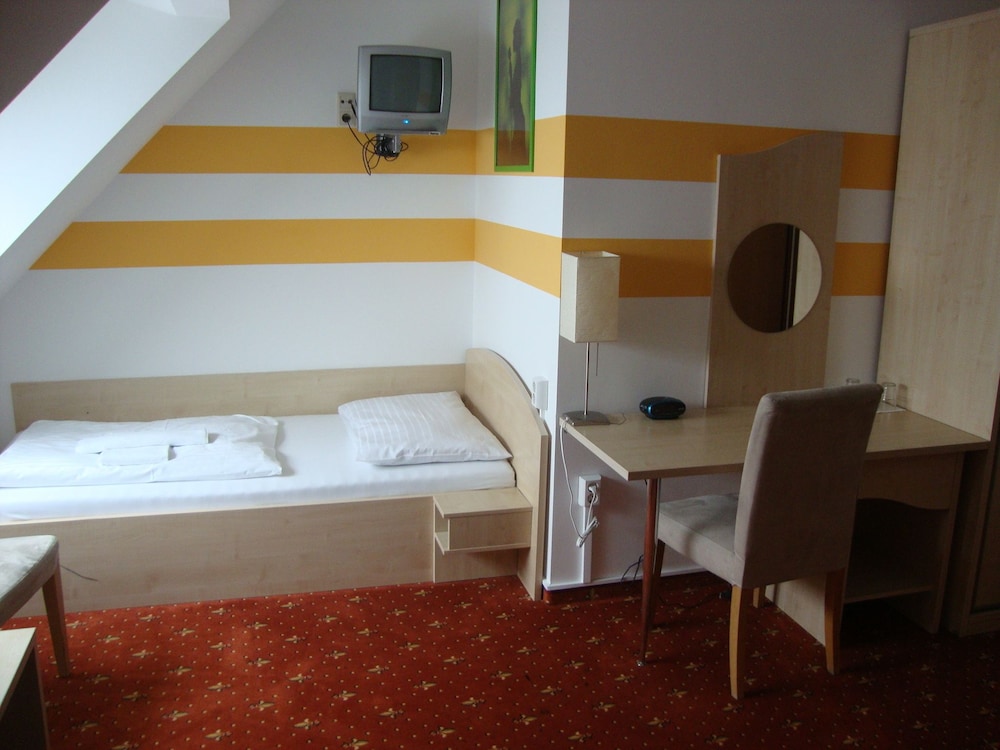 ROOM, SINGLE