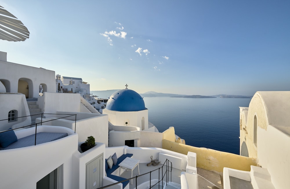 Cave Suite Oia 21/30