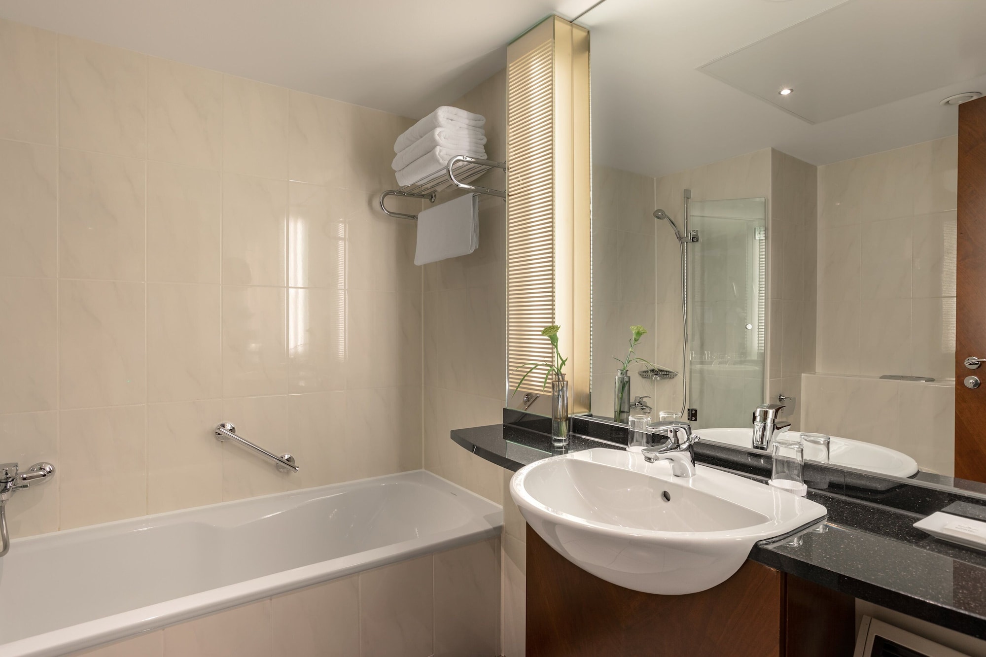 غرفة تنفيذية بسرير كينج، Sheraton Carlton Hotel Nuernberg 5/7
