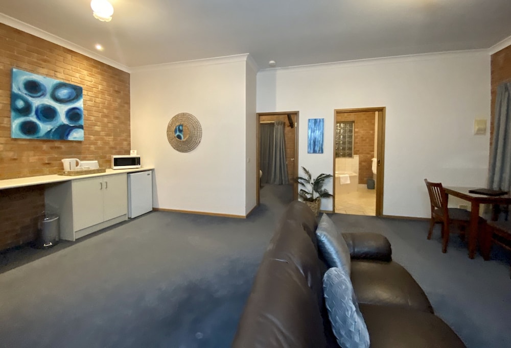 Coastal Waters Motor Inn 45/73