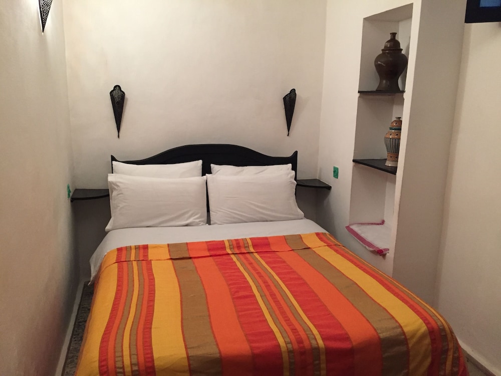 ROOM, DOUBLE BED