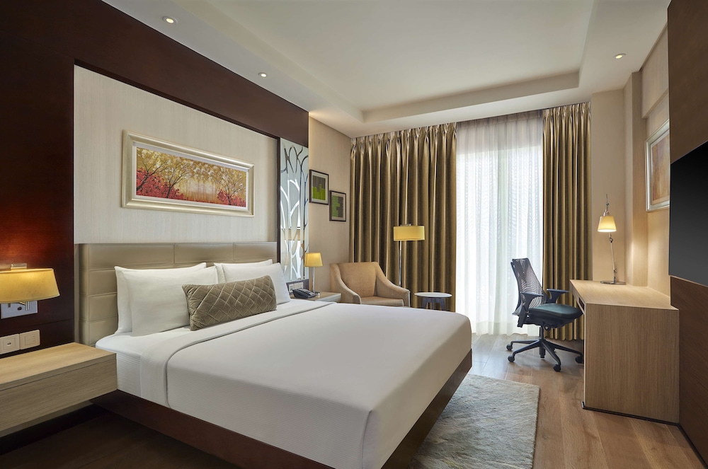 DELUXE, KING BED