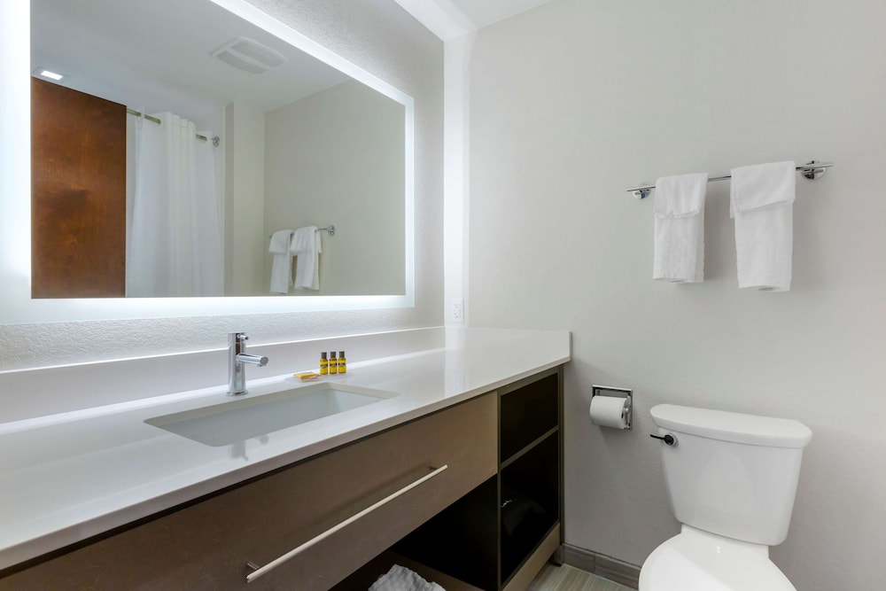 Best Western Plus Executive Residency Phoenix North Happy Valley 21/48