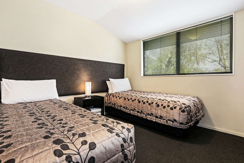 2 BEDROOMS, SUITE, KING BED