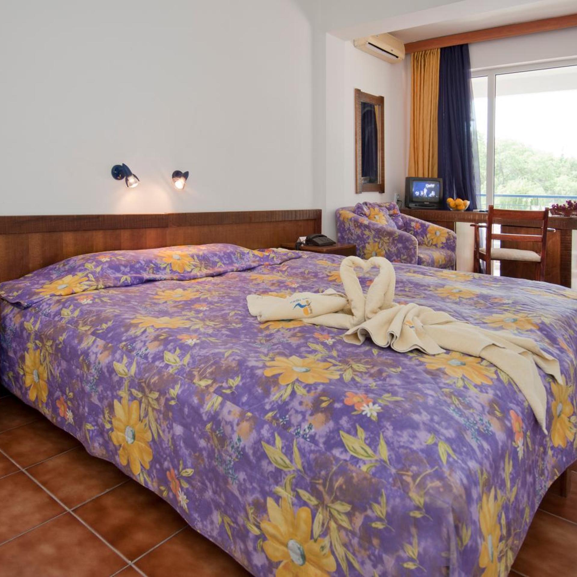 Room, Double or Twin Bed, Balcony, Regina 2/3