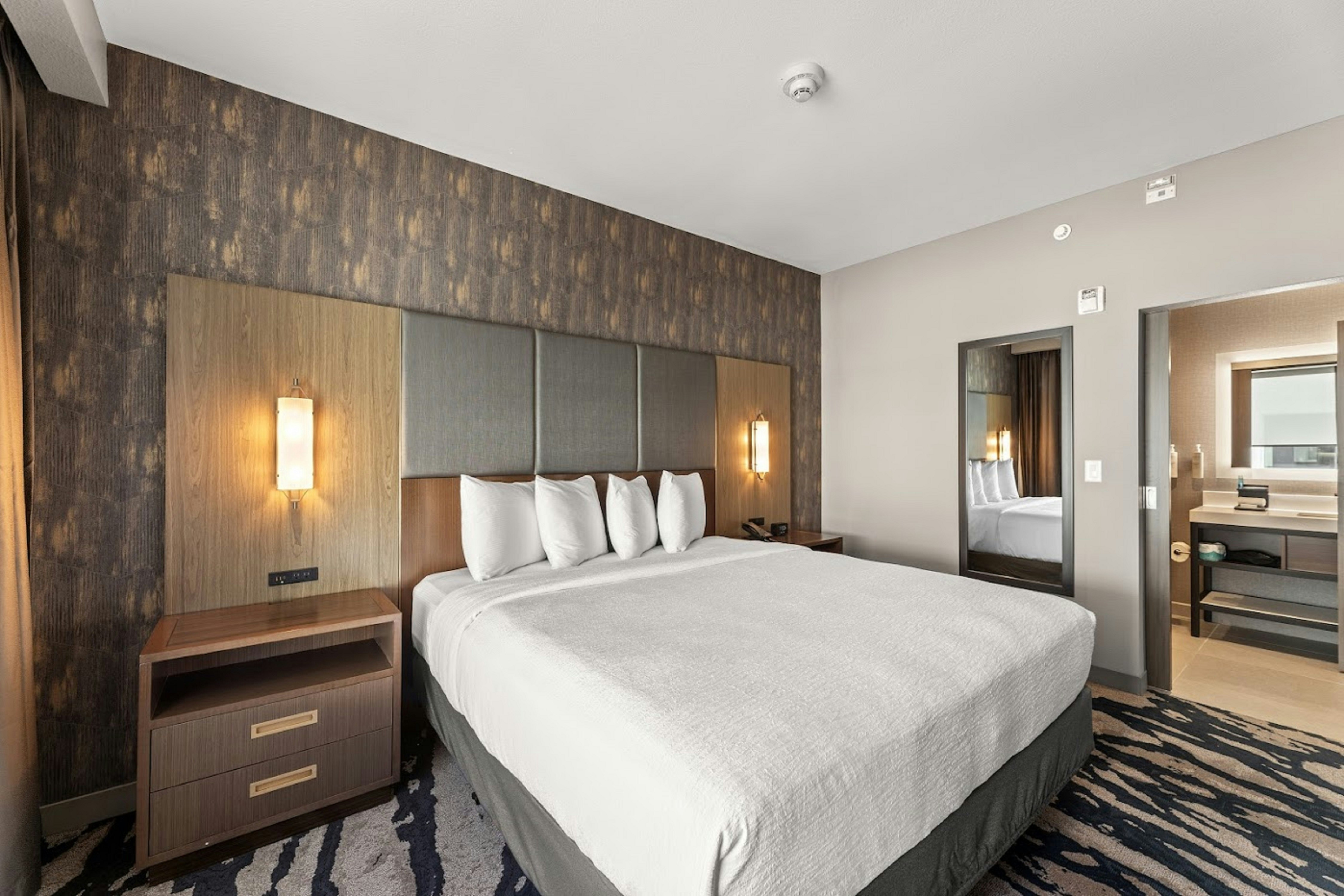 2 ROOMS, SUITE, KING BED