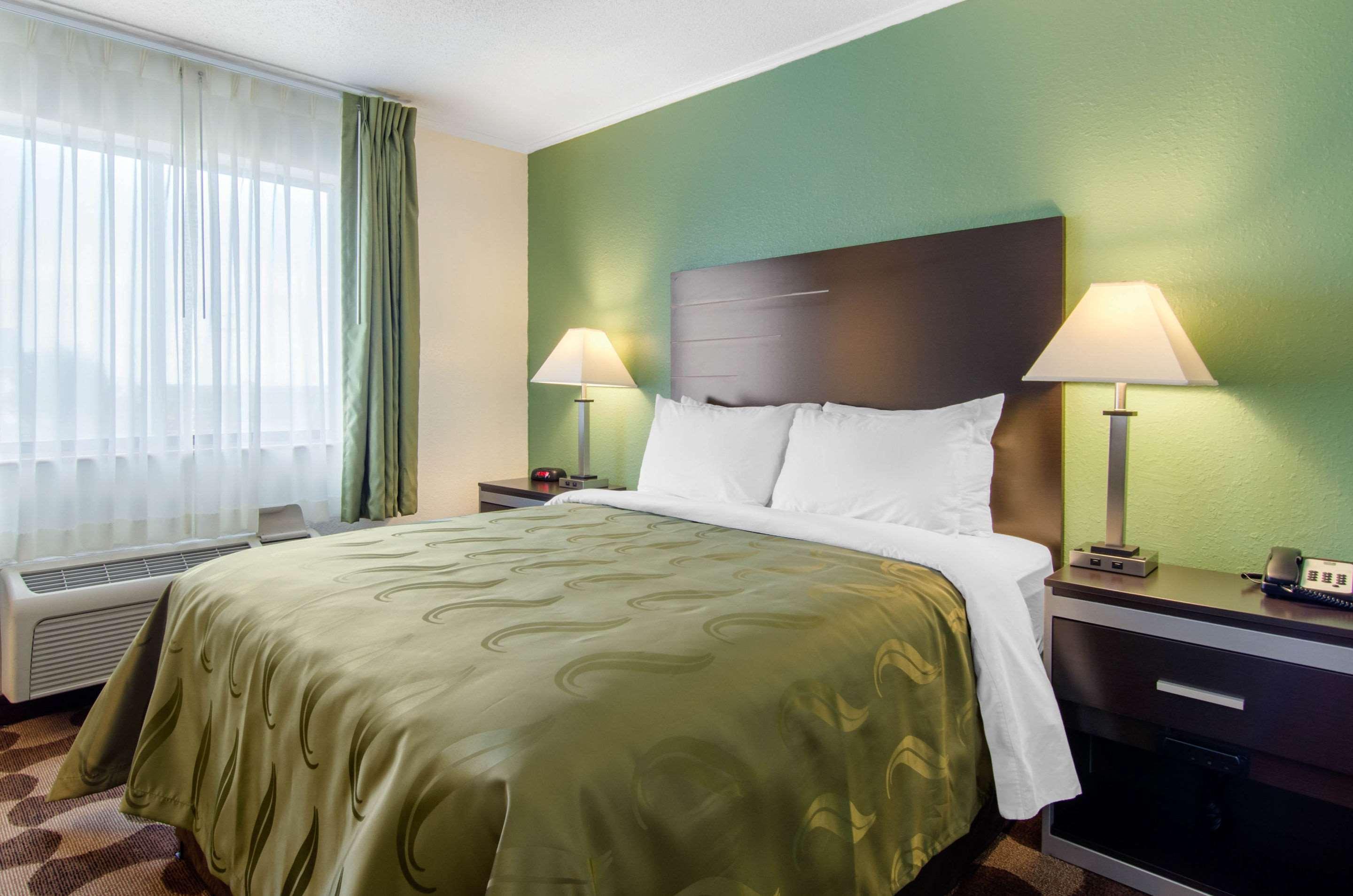 Room, Queen Bed, Quality Inn Russell, KS 4/4