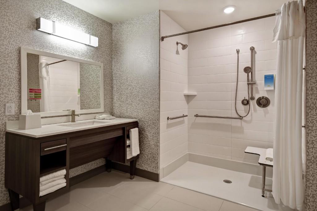جناح بسرير كينج مع أريكة لذوي الإعاقة، Home2 Suites By Hilton Jekyll Island 3/3