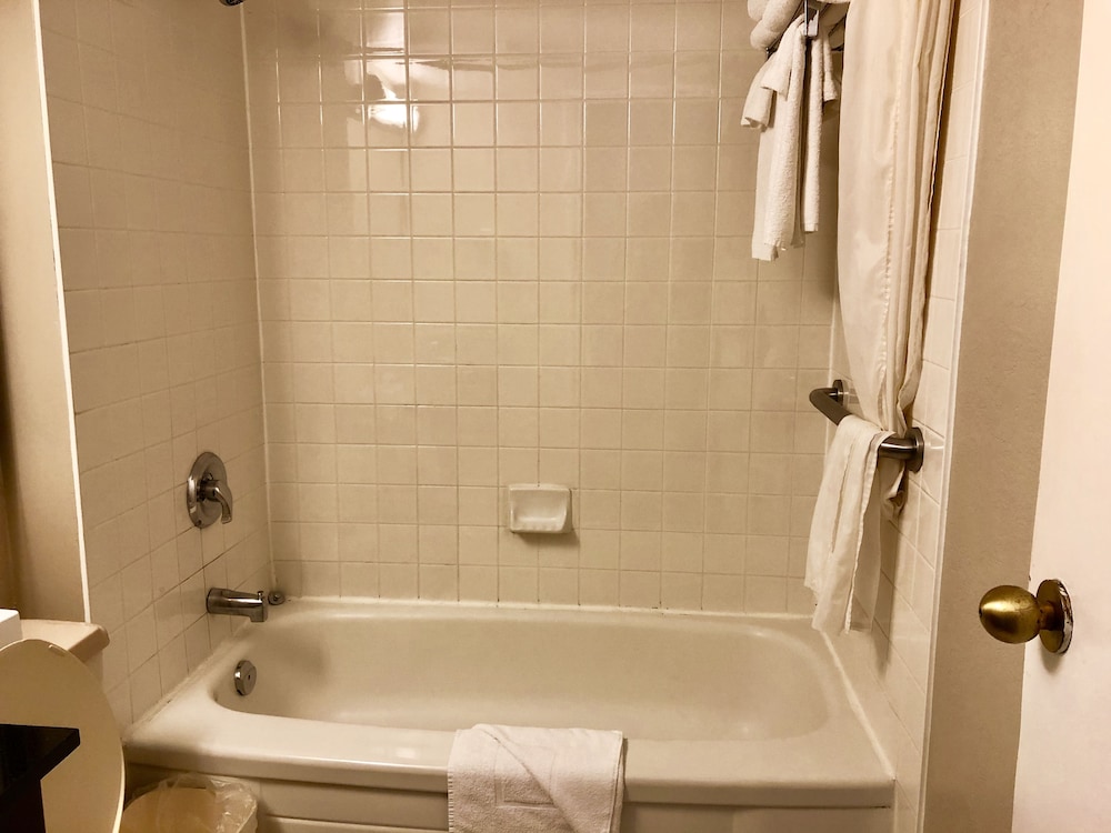 Travelodge by Wyndham Ottawa East 11/31