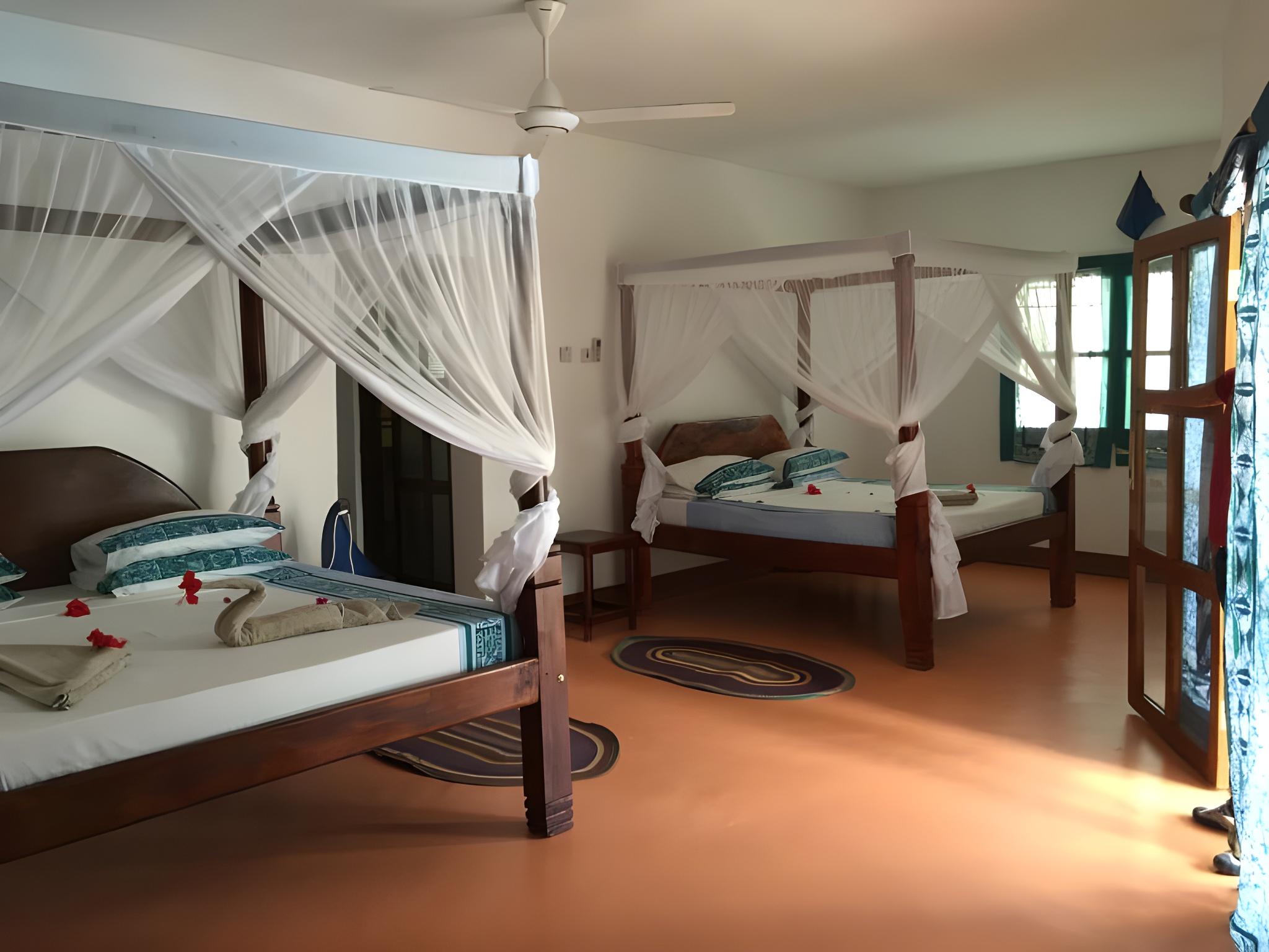 Family, 2 Queen Beds, Pool View