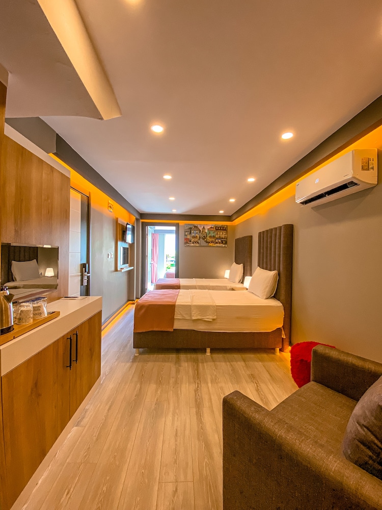 Lopera Deluxe Hotel 20/41