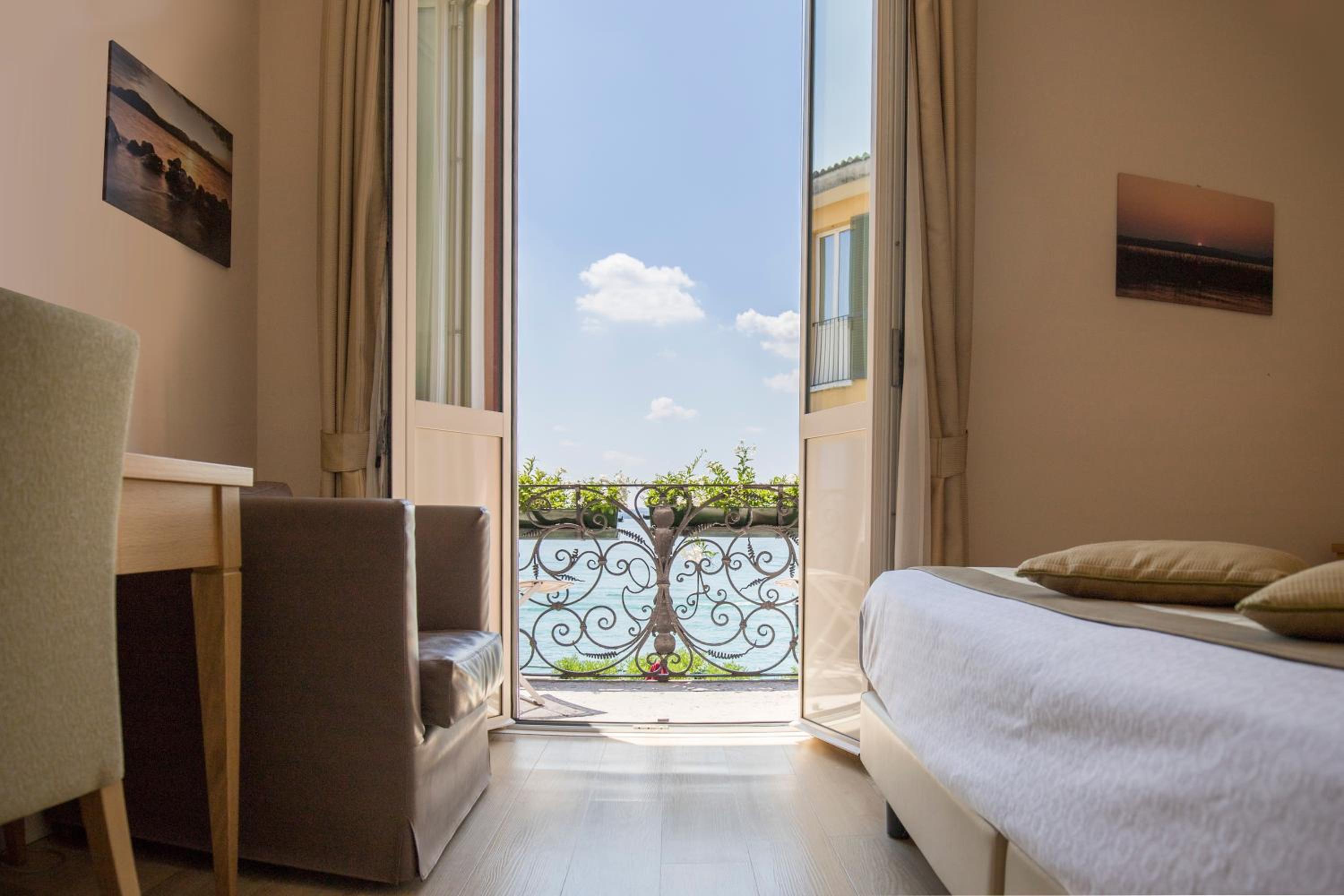 Deluxe, Double Bed, Lateral Side Lake View, Balcony