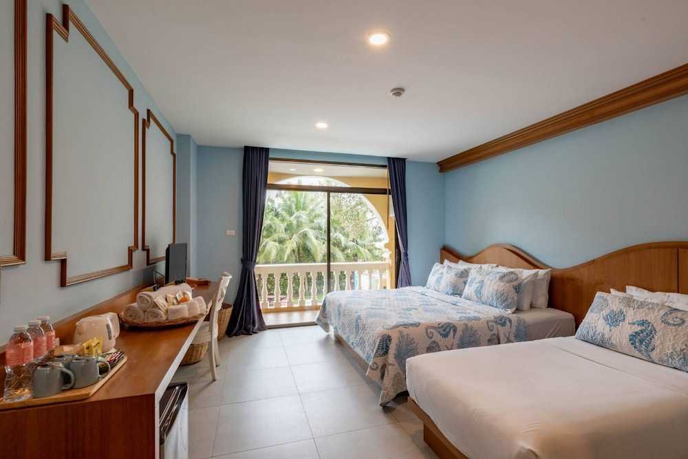 غرفة ثلاثية بسرير فردي وسريرين كوين بإطلالة على المسبح، ROYAL PINEAPPLE HOTEL a welcome to wealth and good fortune 6/11