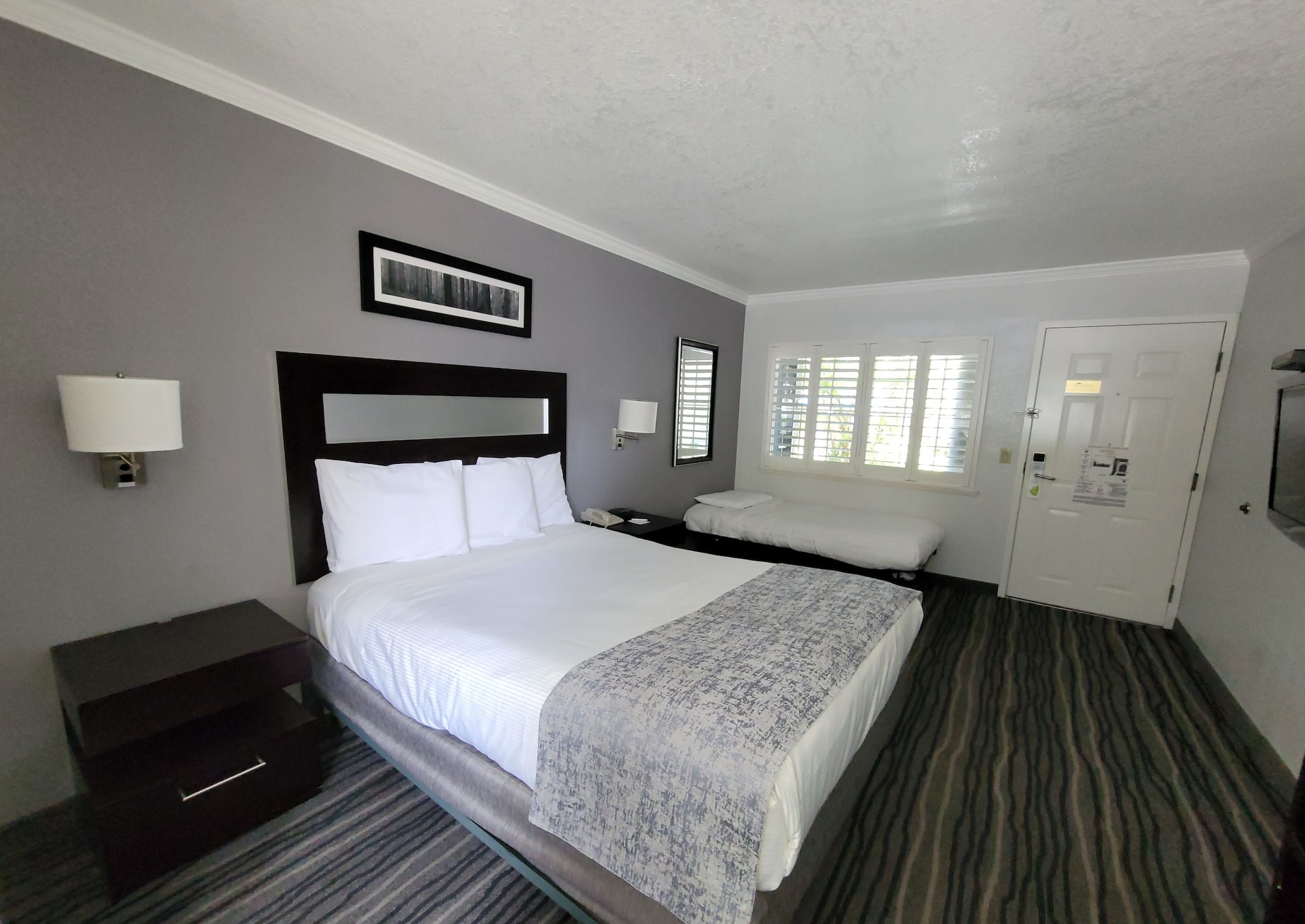 Room, Twin Beds, 1 Queen and 1 Single Bed