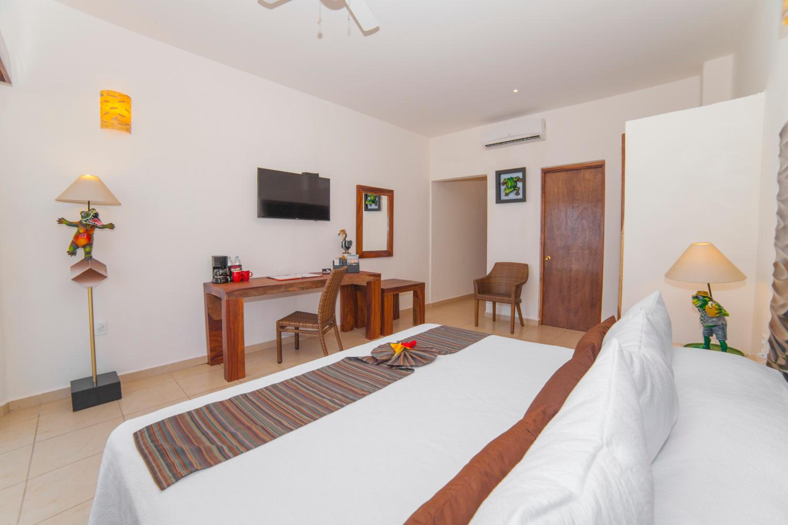 Room, King Bed, Partial Sea View, Balcony