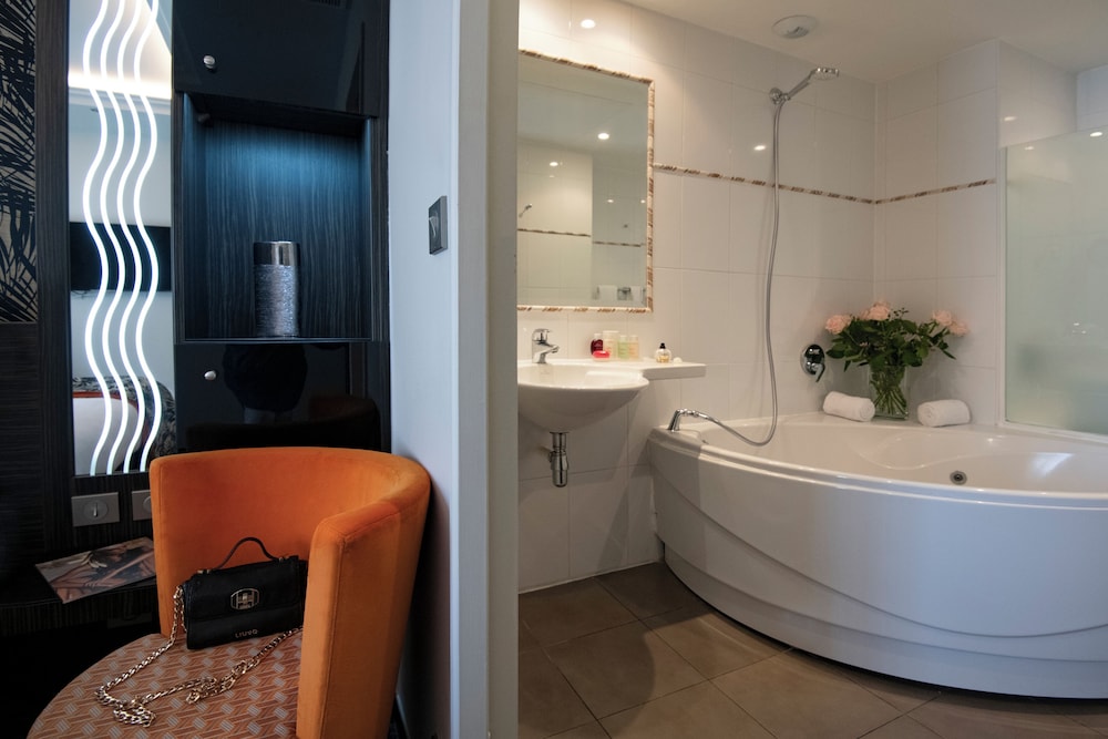 غرفة ديلوكس بسريرين منفصلين بشرفة بحوض استحمام، Hotel Le Mondial, BW Premier Collection 10/10