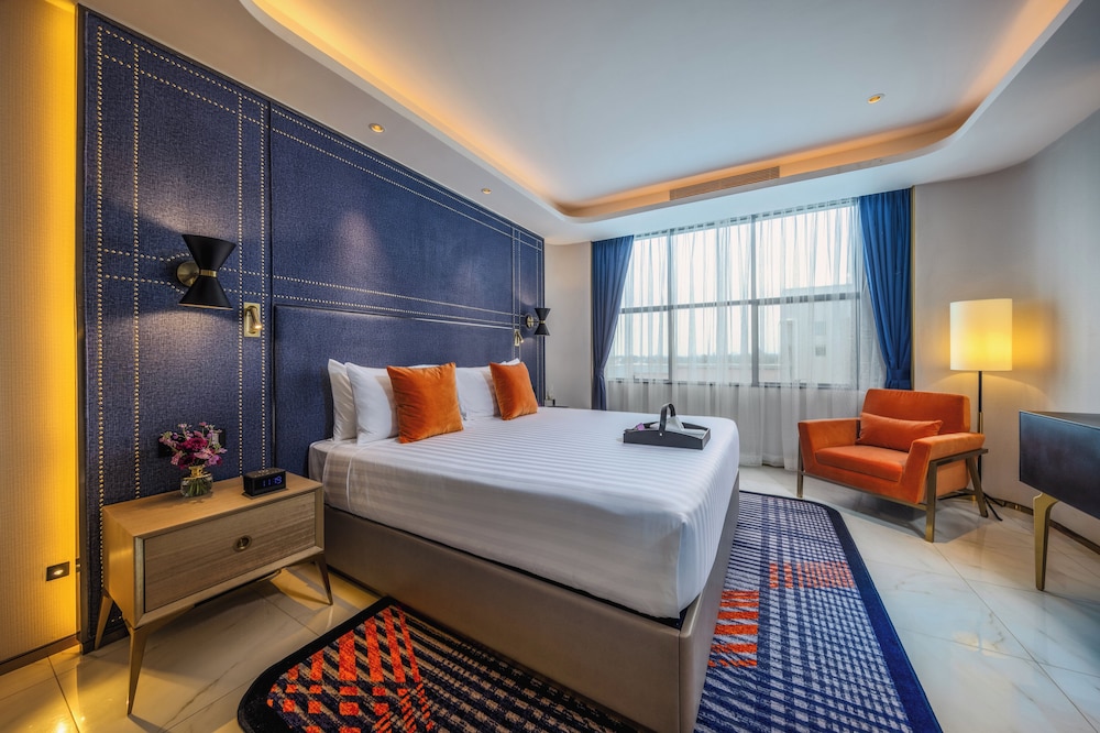 EXECUTIVE, SUITE