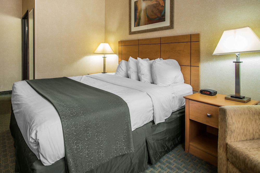 Quality Inn Dubuque On Hwy 20 7/38