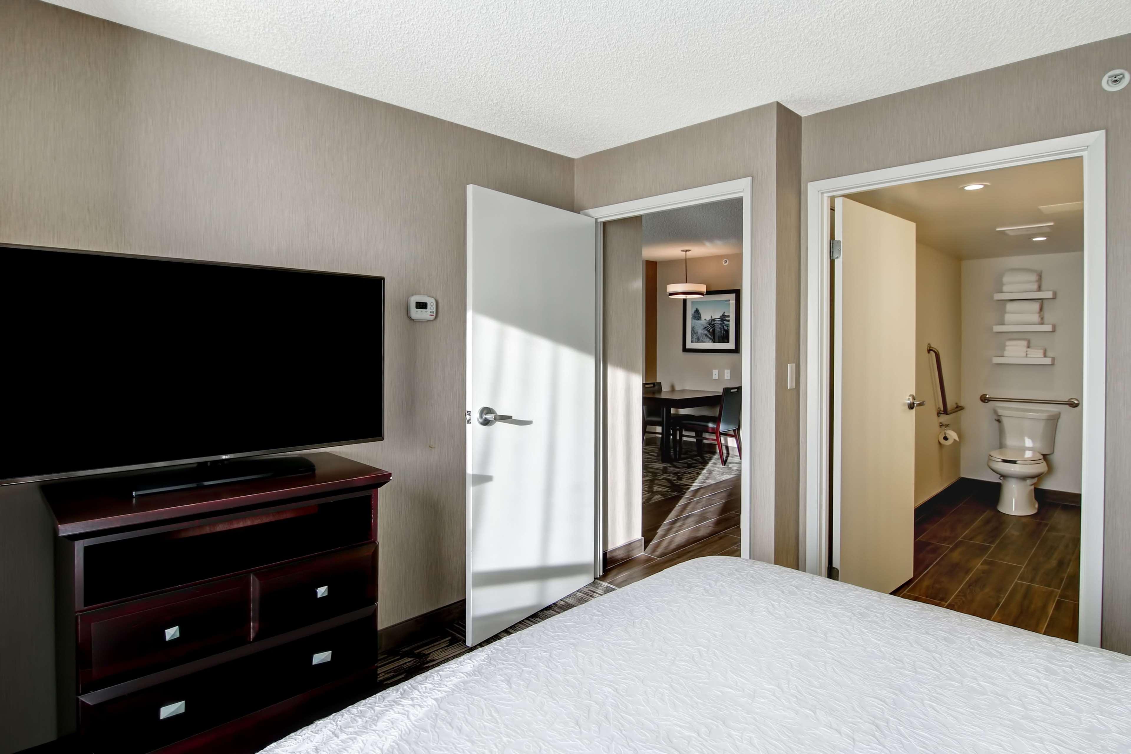 1 BEDROOM, SUITE, QUEEN BED, ACCESSIBLE