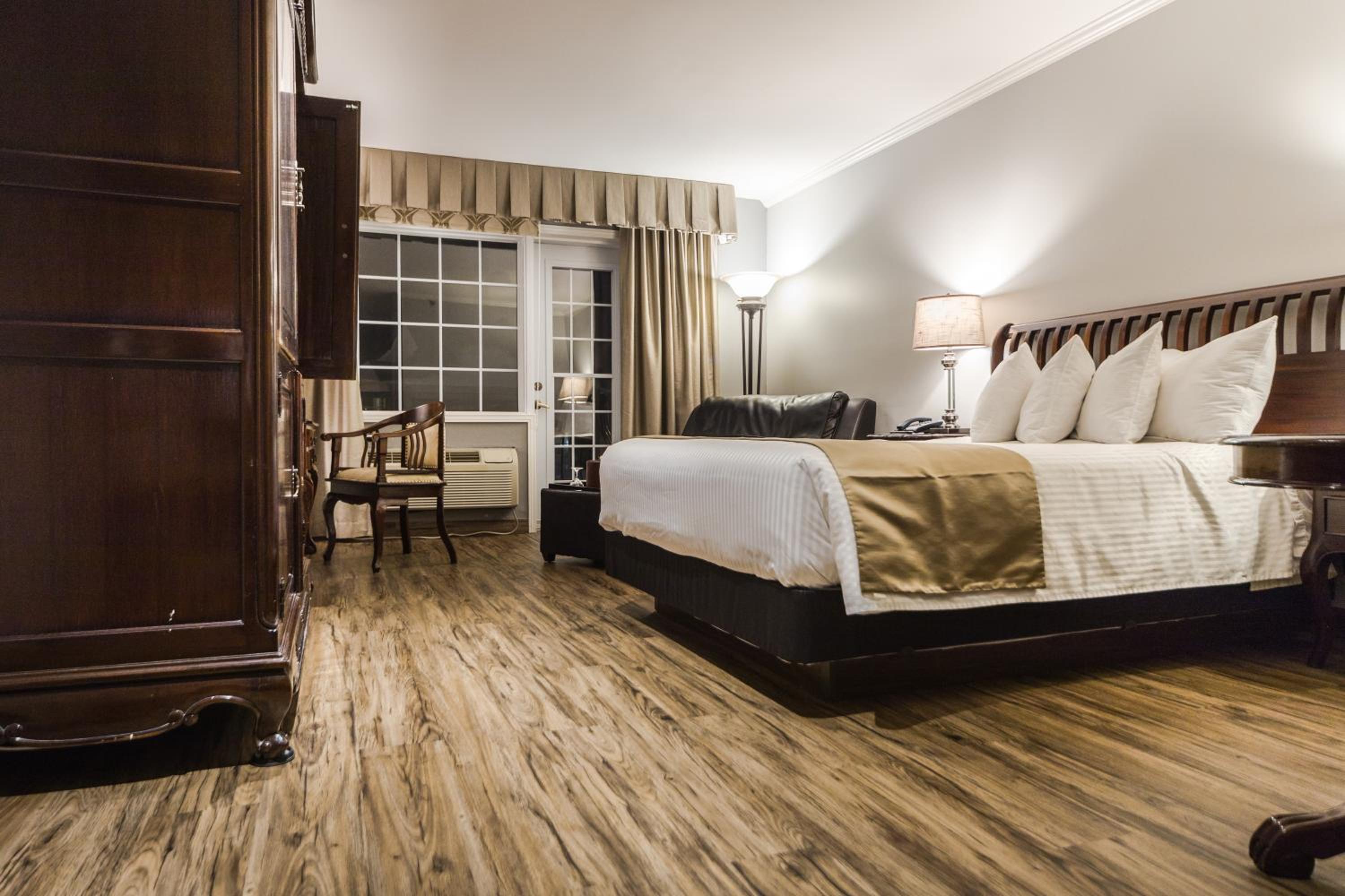 Superior, Queen Bed, Partial Lake View، St Christophe Hotel Spa Ascend Hotel Collection 5/6