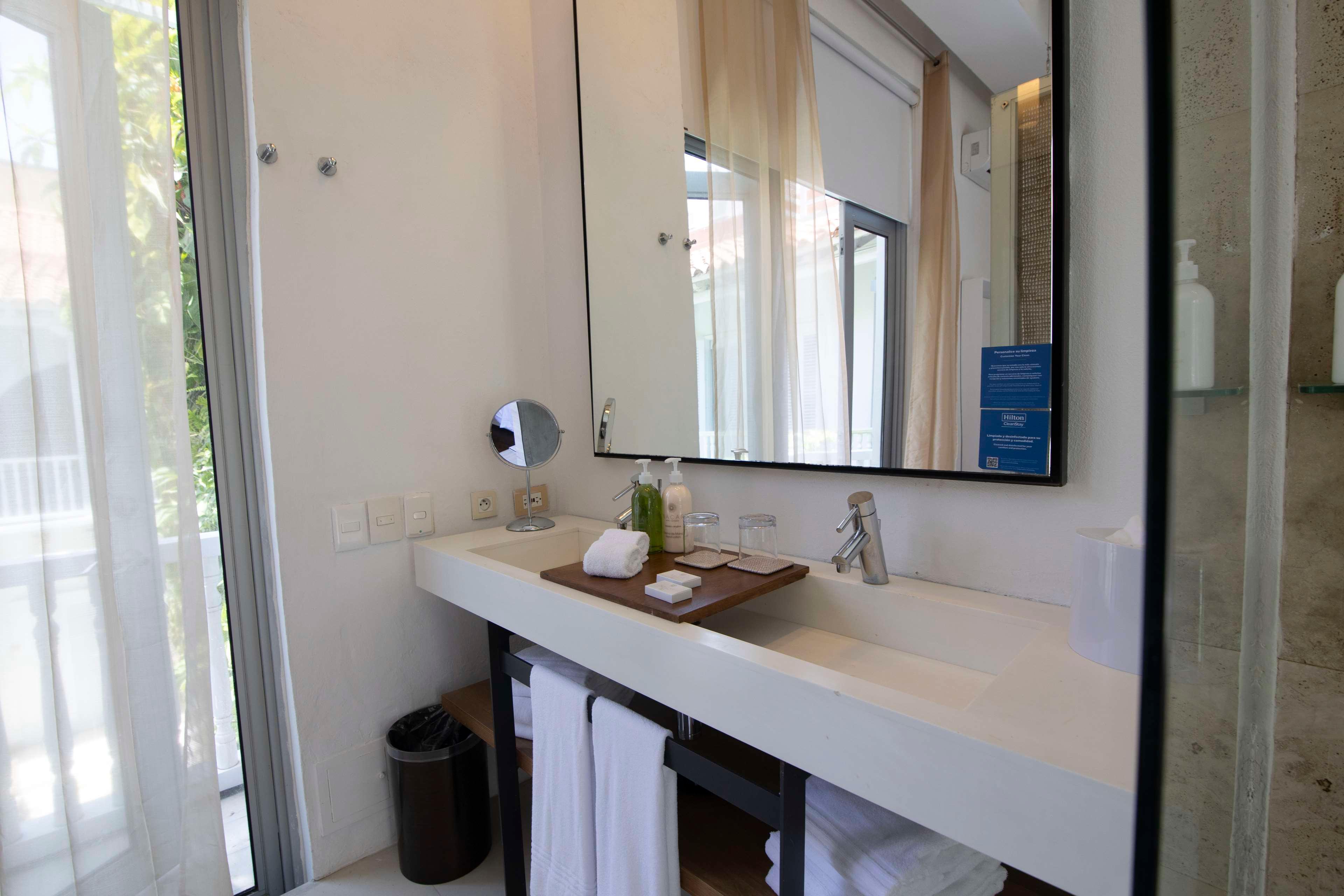 JUNIOR SUITE, KING BED, COURTYARD VIEW