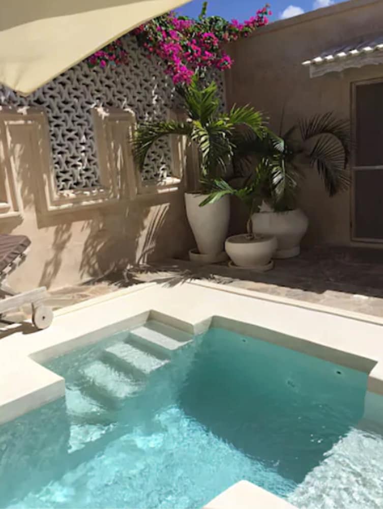 The Villa Luxury Suites Hotel 42/43