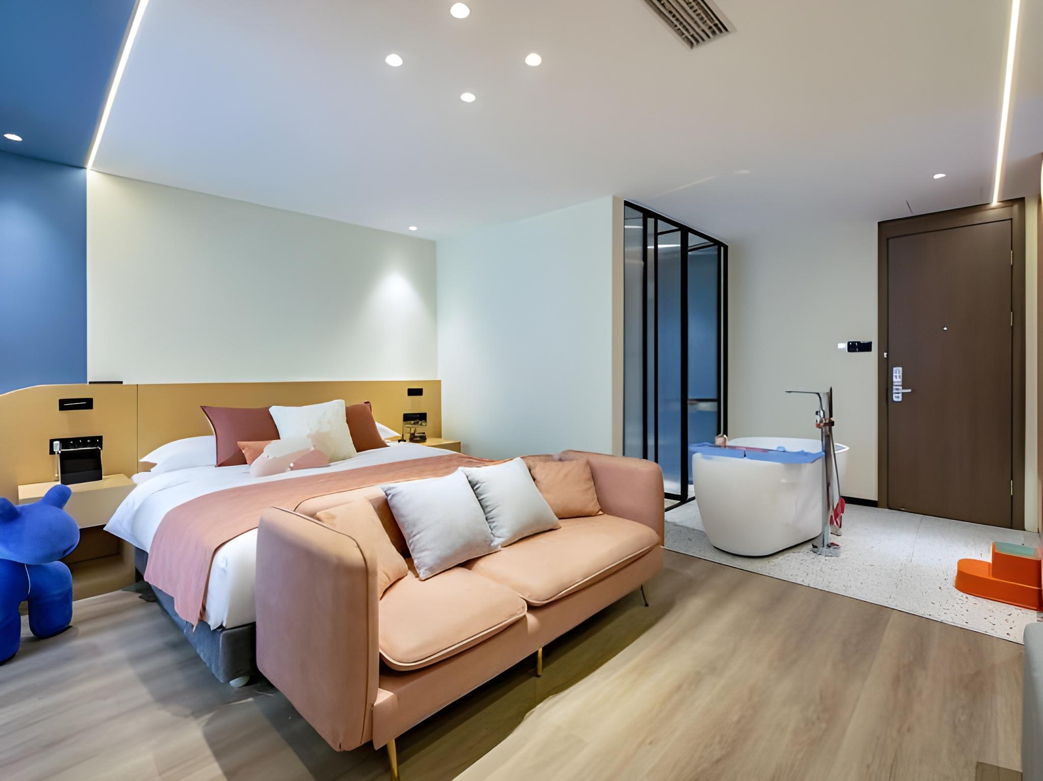 Cozy, Smart, 1 Queen and 1 Single Bed, Bathtub