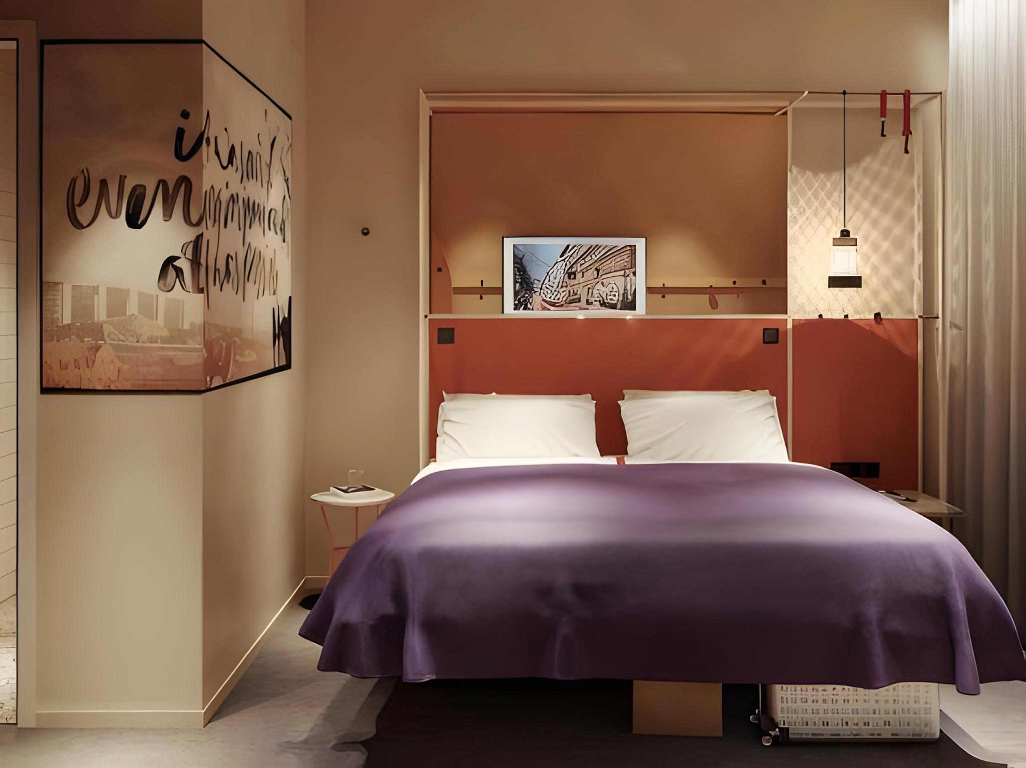 Room, Queen Bed, No Window