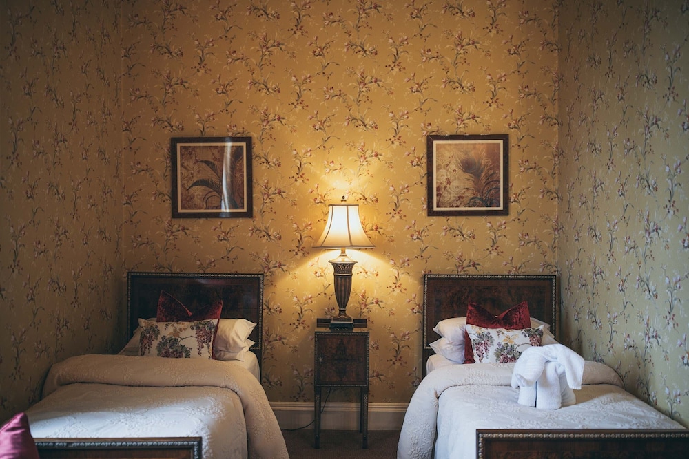 Avenue, Twin Beds