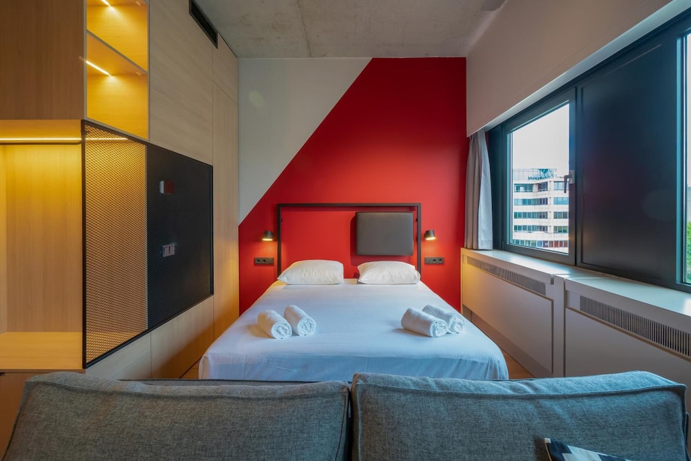 Via Suites 4/37