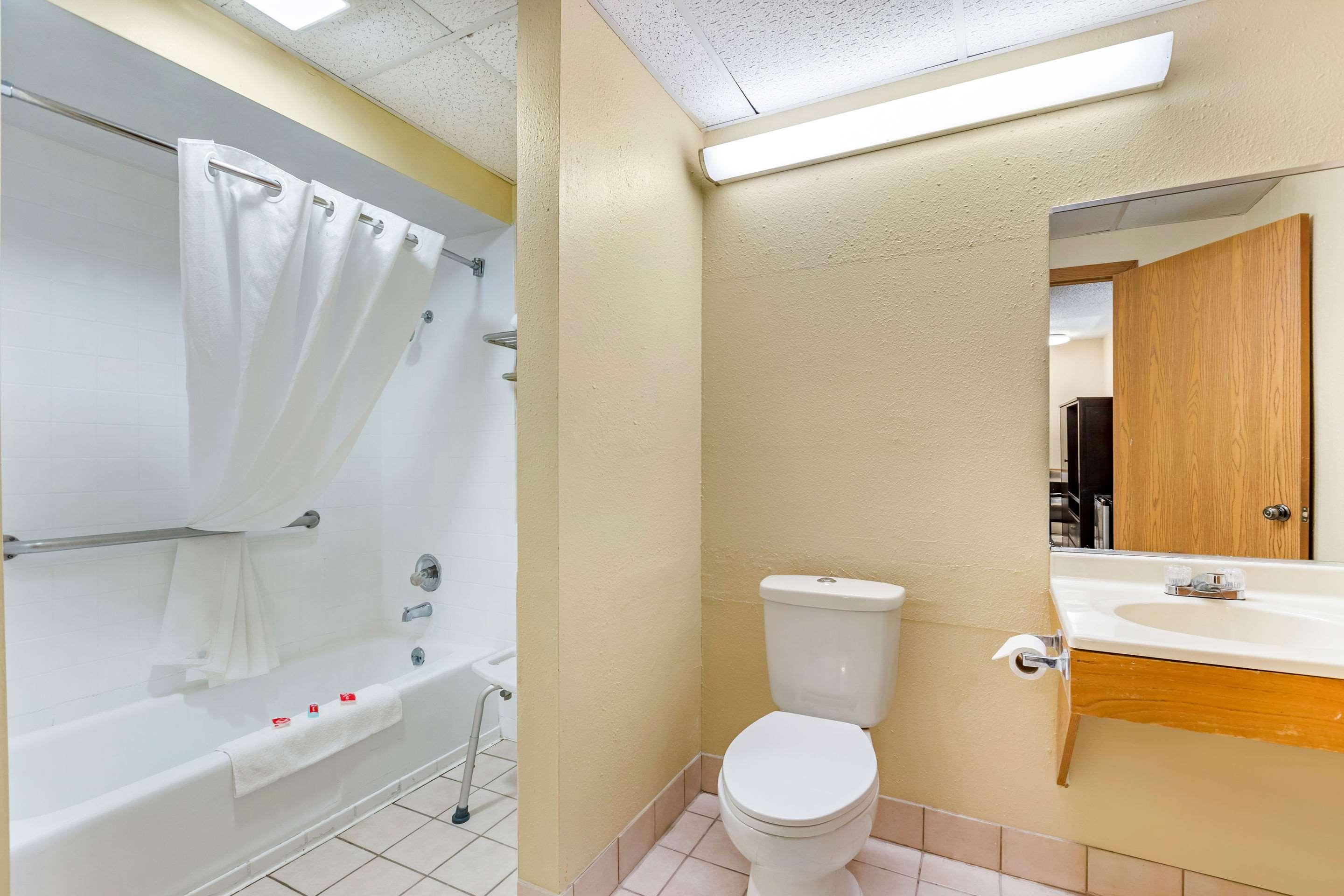 Econo Lodge Urbandale-Northwest Des Moines 16/18