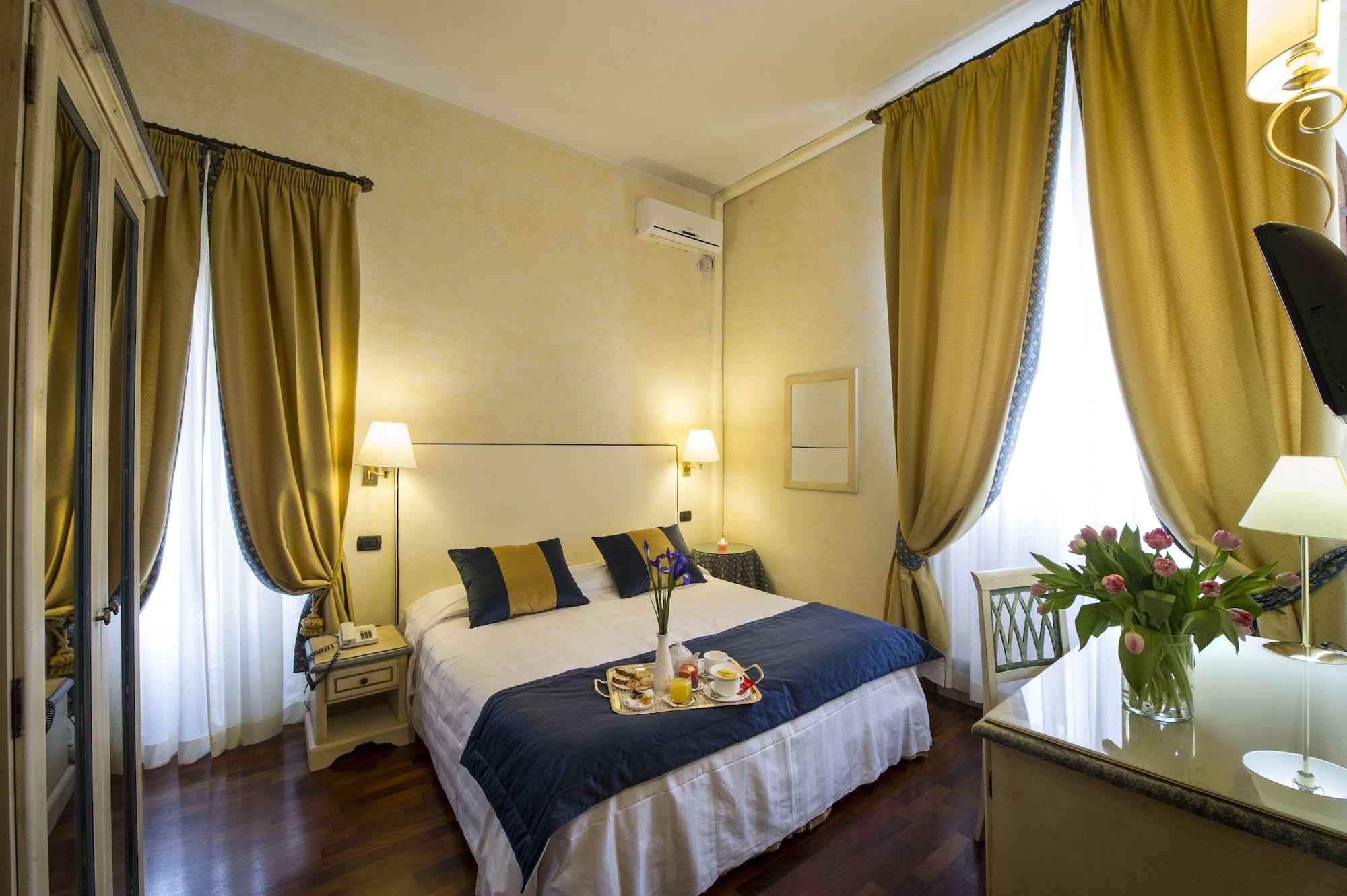 DELUXE, CITY VIEW, CORNER