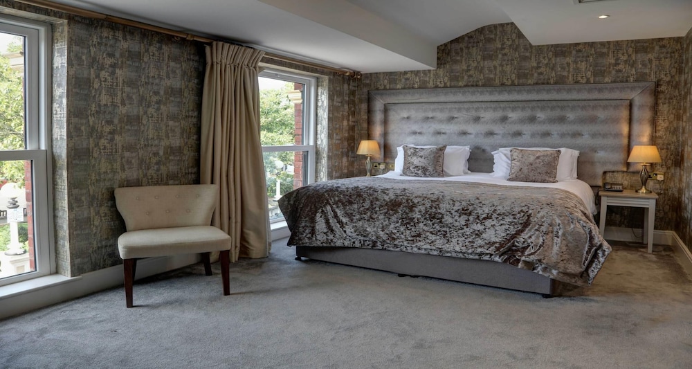 Superior, King Bed, Convertible Double Bed