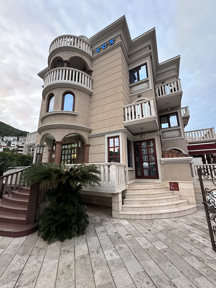 VILA LUX HOTEL 4/70