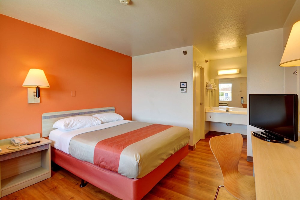 Motel6 Windsor Locks, CT - Hartford 34/66