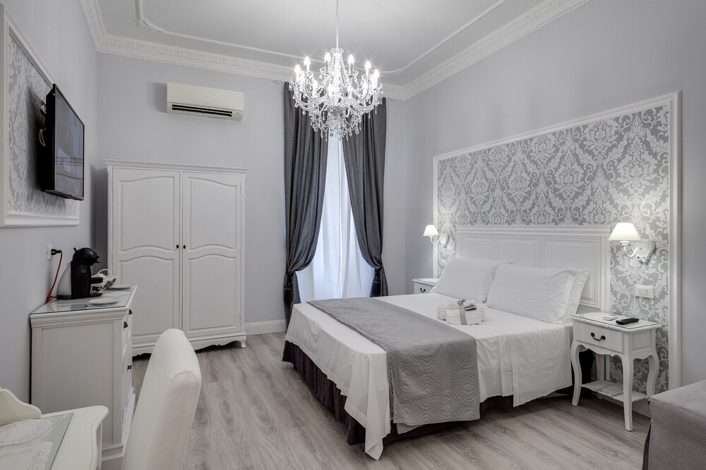 Charme & Chic Luxury 24/59